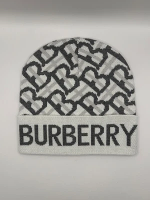 Burberry Mössa  - Helt ny aldrig använd. Storlek One Size. Snabb frakt.