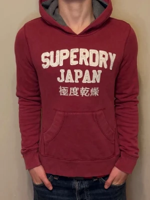 SuperDry hoodie  - Tja, säljer denna otroligt feta SuperDry hoodie i mycket bra skick. Skick: 8/10 | Storlek: S | Pris: 649 | Inga defekter | Passar längd 170-176 | Sitter mer som XS | Hör av er vid minsta fråga eller fundering! Modellen på bilden är 176 cm 