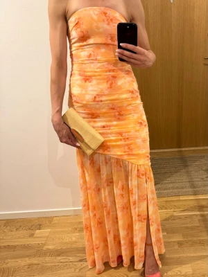 Adoore - långklänning - Säljer min vackra axelbandslösa långklänning från Adoore. Använd endast vid ett tillfälle. 