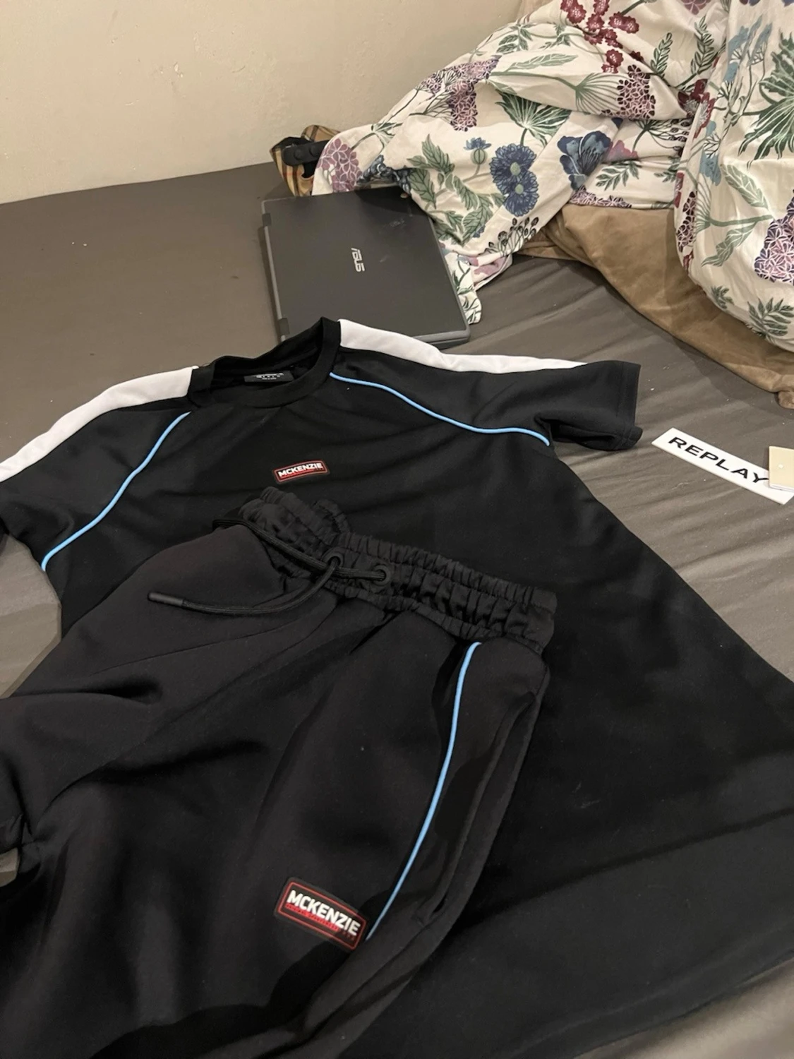 Svart loungewear-set från McKenzie passar xs - s - 3