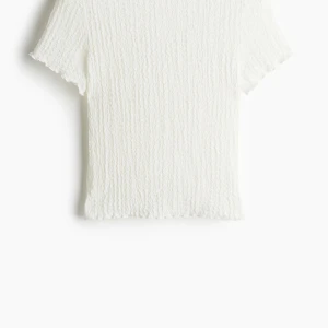 Vit ribbad topp  - Säljer en vit ribbad topp från HM i stl S, använd få tal gånger!