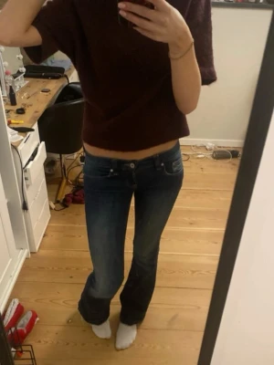 Mörkblå bootcut jeans låg midja - Säljer ett par mörkblå bootcut jeans med låg midja och jättesnygg design på fickorna. Bara använts några få gånger! Från ginatricot i storlek 36