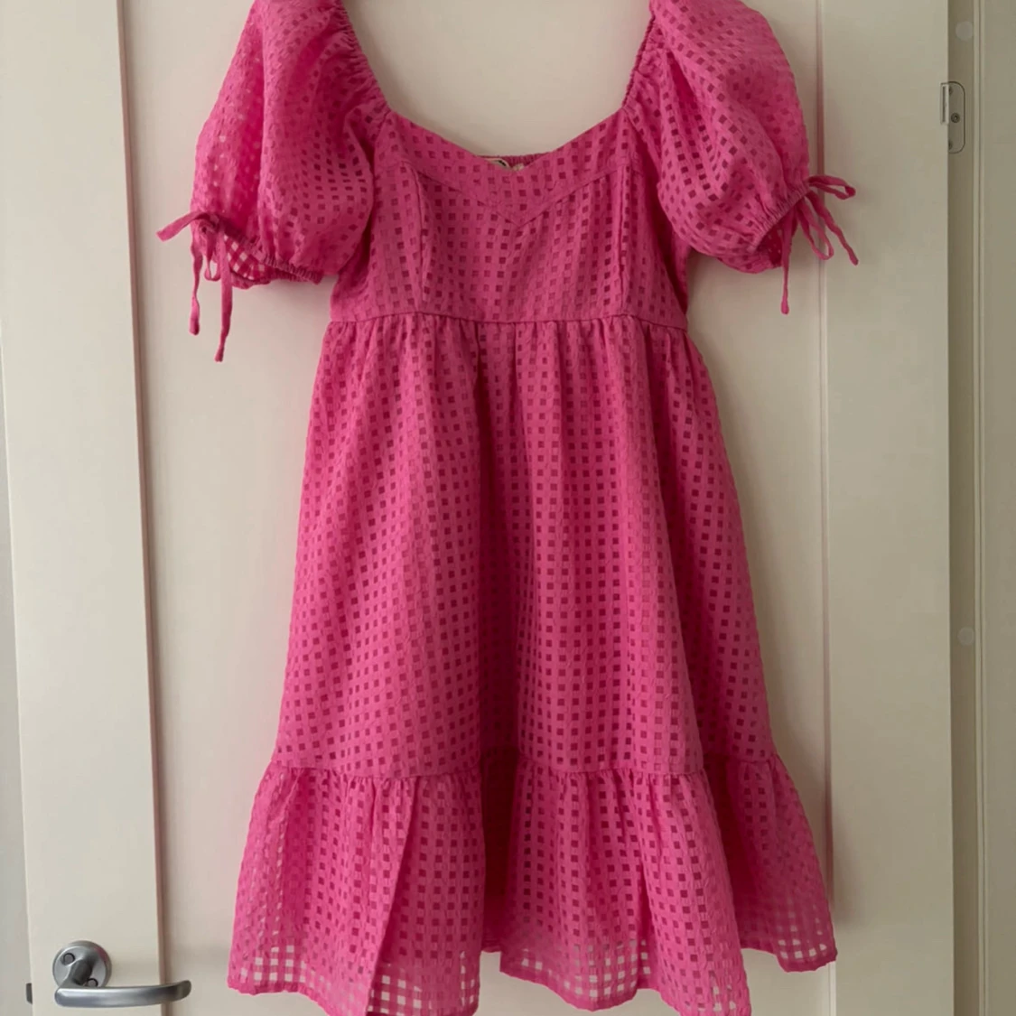 Rosa klänning med puffärmar