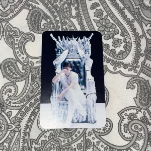 lee know lomocard - lee know lomocard från deras andra japanska album GIANT. Perfekt för dig som älskar K-pop och vill samla på unika idolbilder. Snygg design med en medlem på en tron och albumets logga på baksidan. Säljer den då jag har dubbletter av den här! Köper man båda så får man dom för 50kr🤍
