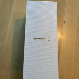 Huawei Honor 8 - En bok är det inte utan en smartphone 1 st av märke Huawei Honor 8 i fin skick med 2x simkort och möjlighet till 32 GB extra minne.