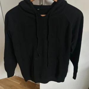 Svart hoodie med huva och snörning - Skit snygg Kashmir tröja som passar perfekt till hösten eller under en väst. Storleken är 160-170 och skulle säga att den är mer åt det mindre hållet och den har aldrig varit använd så den är i utmärkt skick
