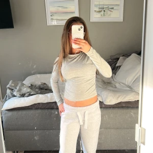 Ljusgrå långärmad tröja från H&M - Ljusgrå långärmad tröja från H&M i mjuk bomullsblandning väldigt bra skick 💗