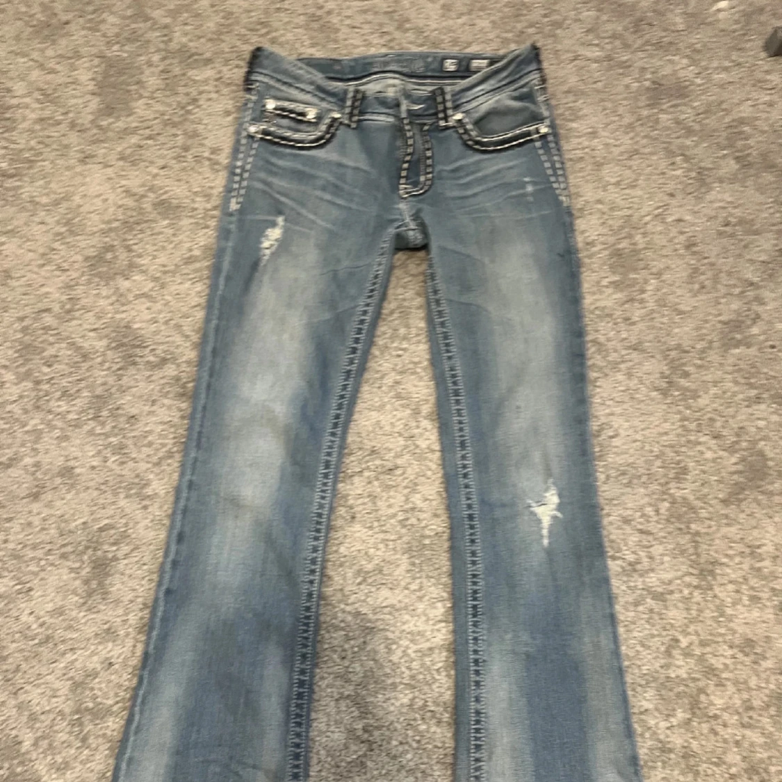 Lågmidjade miss me jeans med unika detaljer - 1