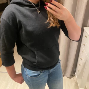 Svart hoodie med trekvartsärm - Svart hoodie med trekvarts armar! Passar s/m