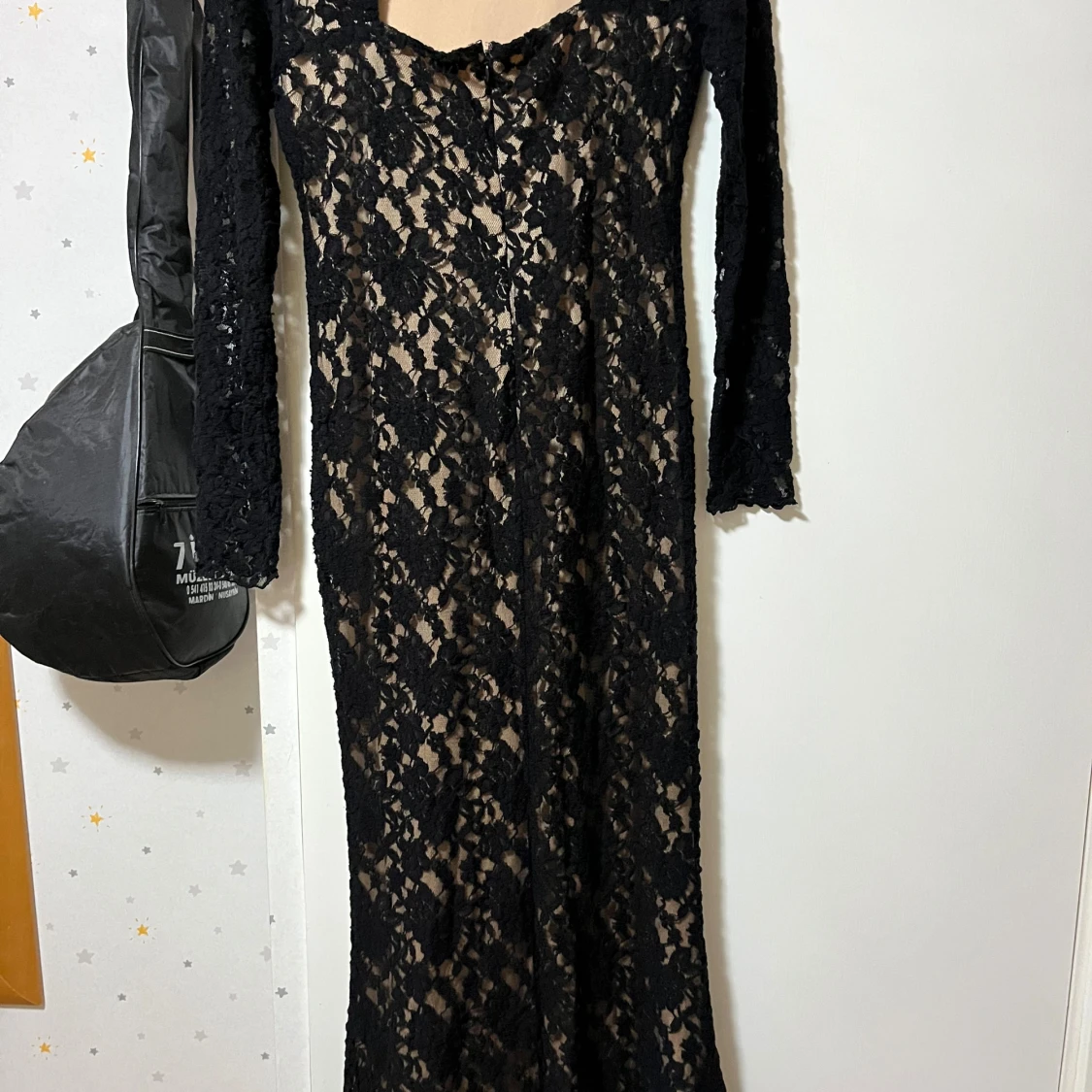 Svart lång spetsklänning med blommönster