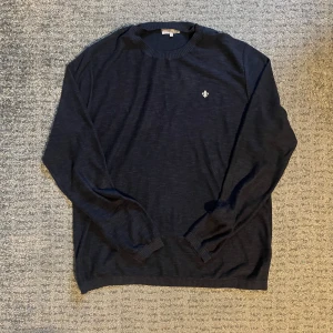 Mörkblå stickad morris tröja  - Snygg mörkblå stickad tröja från Morris. Simpel och riktigt skön tröja! Storlek L