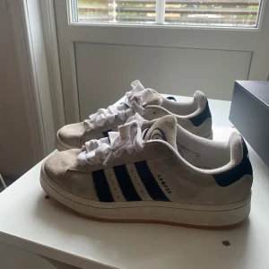 Adidas campus 00s - Jättefina och coola adidas campus, RENGÖRS NOGGRANT innan jag postar! Väl använda men fortfarande otroligt fint skick❤️pris kan diskuteras!