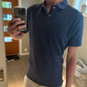 Marinblå Polo Ralph Lauren piké - |Tja! En otroligt snygg Ralph Lauren piké i en skön färg ❗️| Skick 9/10 otroligt bra skick☑️| Storlek: L , sitter som M/S, sitter bra på mig - 189cm 73kg📏| Nypris: ca 1500kr💵| Färg: marinblå, som på bilden💙| Fraktar spårbart via postnord eller instabox📦| Hör av er för mer information!|