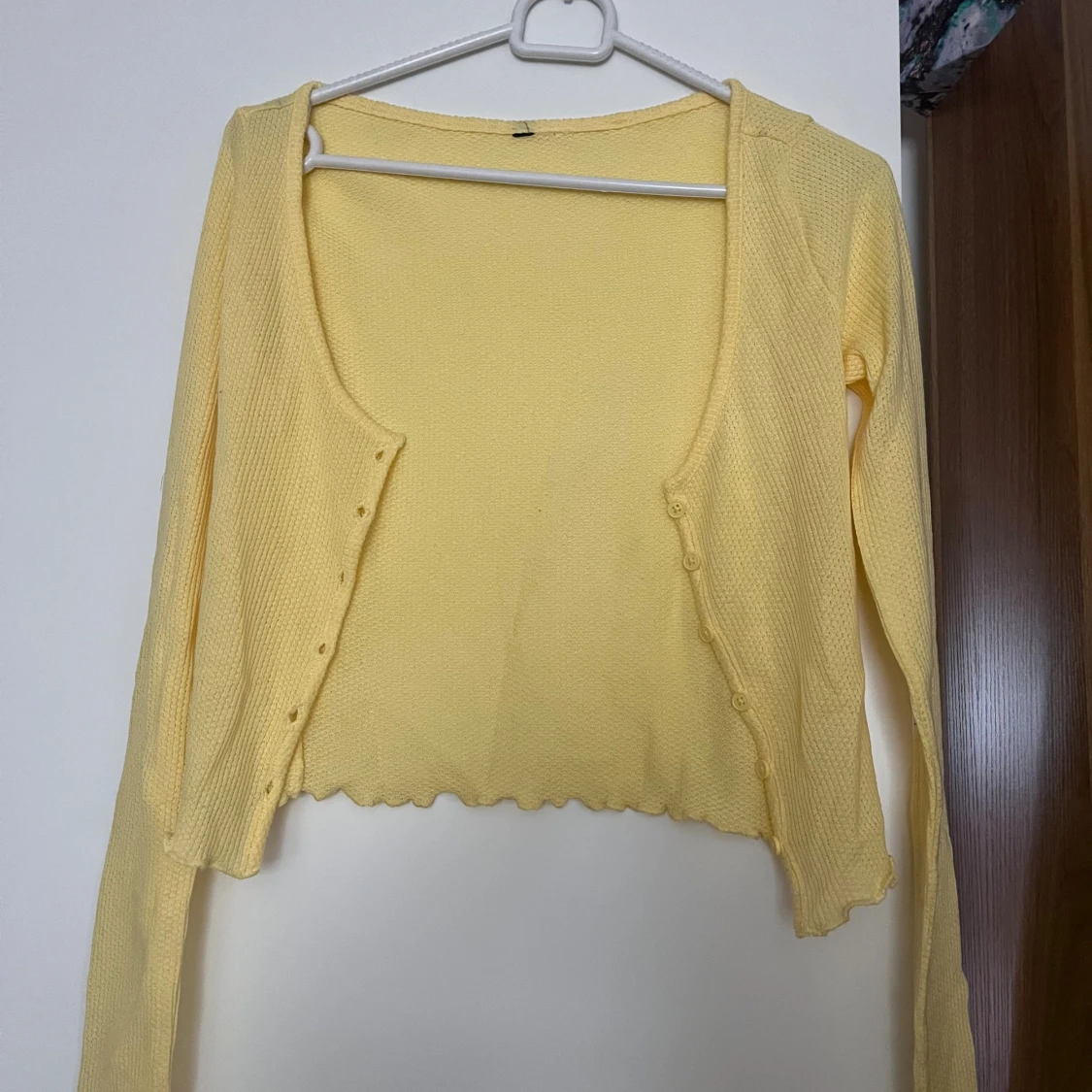 Gul croppad bolerotopp med knappar