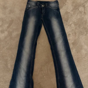 Mörkblå bootcut jeans  - Snygga mörkblå jeans med bootcut passform och ljusa slitningar längs benen. 😍Aldrig andvända