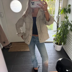 Beige overshirt med fickor - Kappa som passar perfekt till Hösten. Storlek S och är ifrån Zara 😊