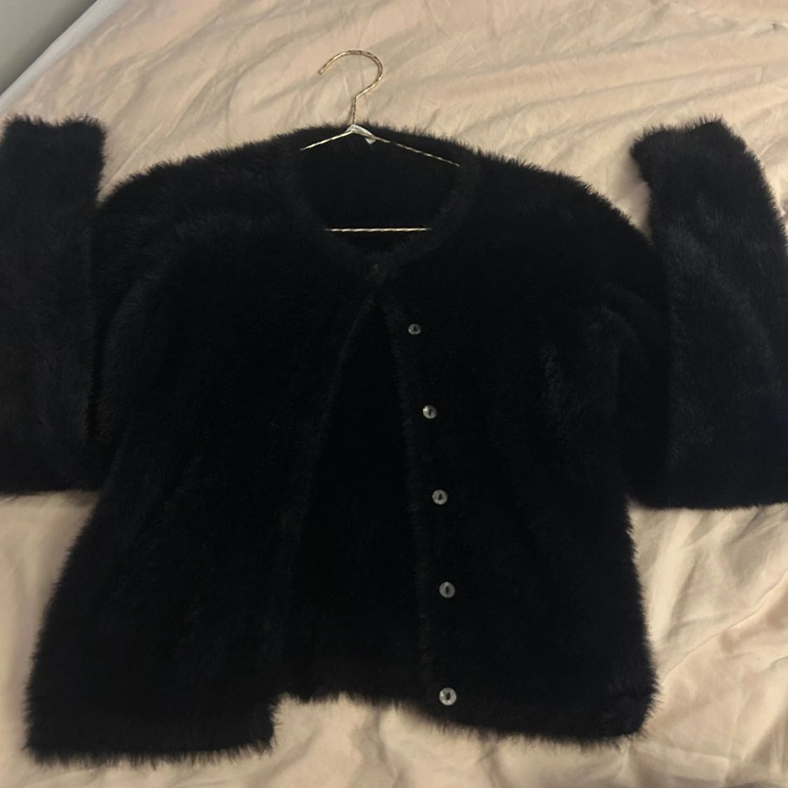 Svart fluffig kofta med knappar