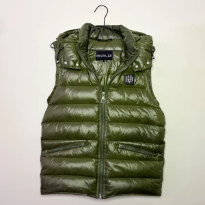 Bvaldi Väst - Grön Bvaldi väst i storlek XS (passar som XS/S) mycket bra skick 8/10. Skriv vid frågor och funderingar! Priset kan diskuteras. Ny pris ca 1800kr