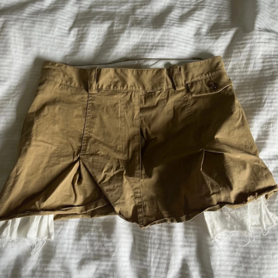 Beige kortkjol i kostymmaterial - 2