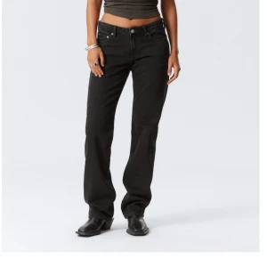 WEEKDAY	Arrow Low Waist Regular Straight Leg Jeans	Svart - WEEKDAY	 Arrow Low Waist Regular Straight Leg Jeans	 Svarts med klassisk rak passform och femficksdesign. Jeansen har normal midja och är tillverkade i slitstarkt bomullsjeans. Perfekta för en clean och tidlös look. Storlek är 32 i midjan o 34 i längden