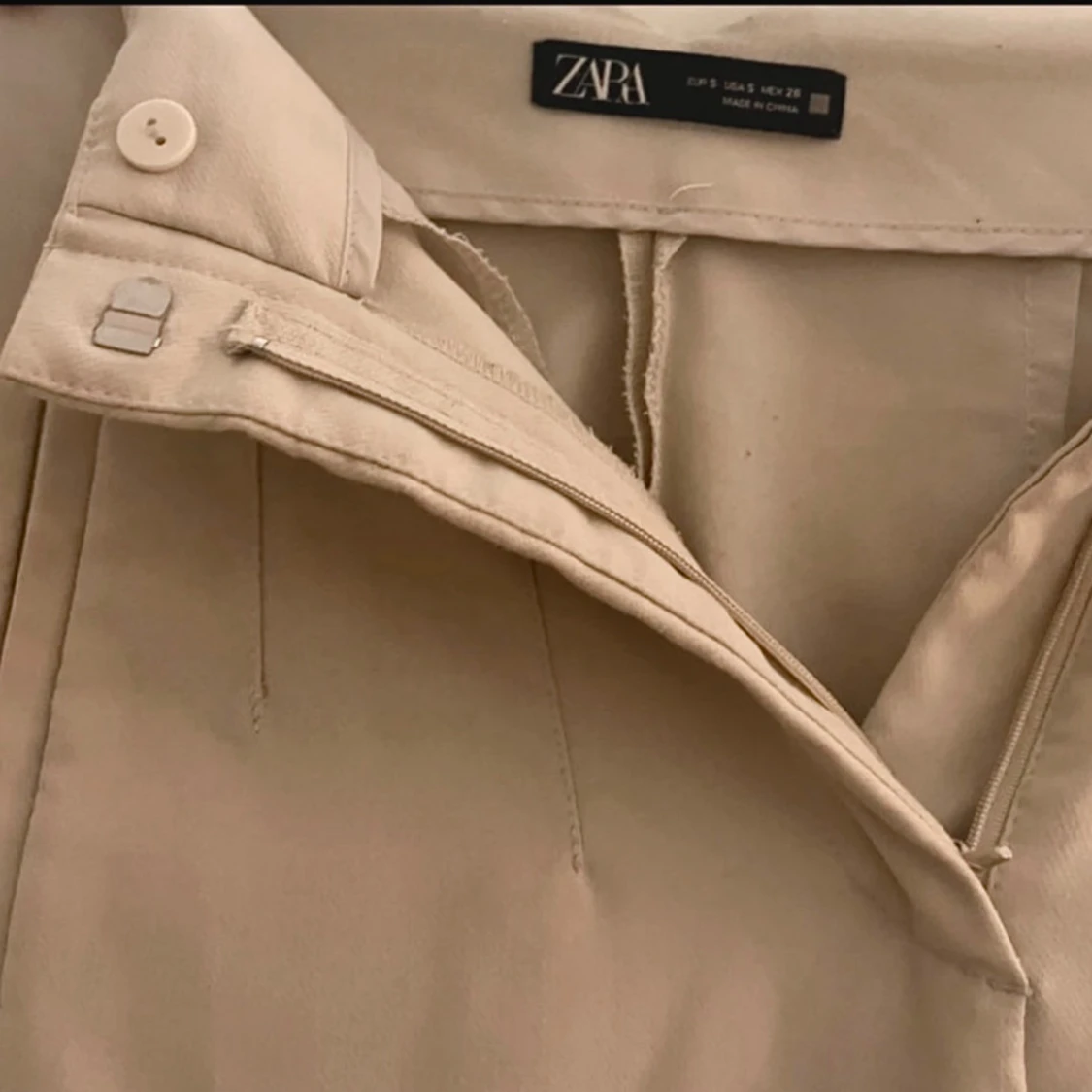 Beiga kostymbyxor från Zara - 1