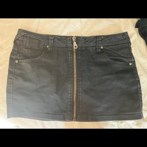 Svart jeanskjol - Svart jeanskjol från märket only. Nästan aldrig använd. Bara att fråga om fler bilder ifall det behövs!