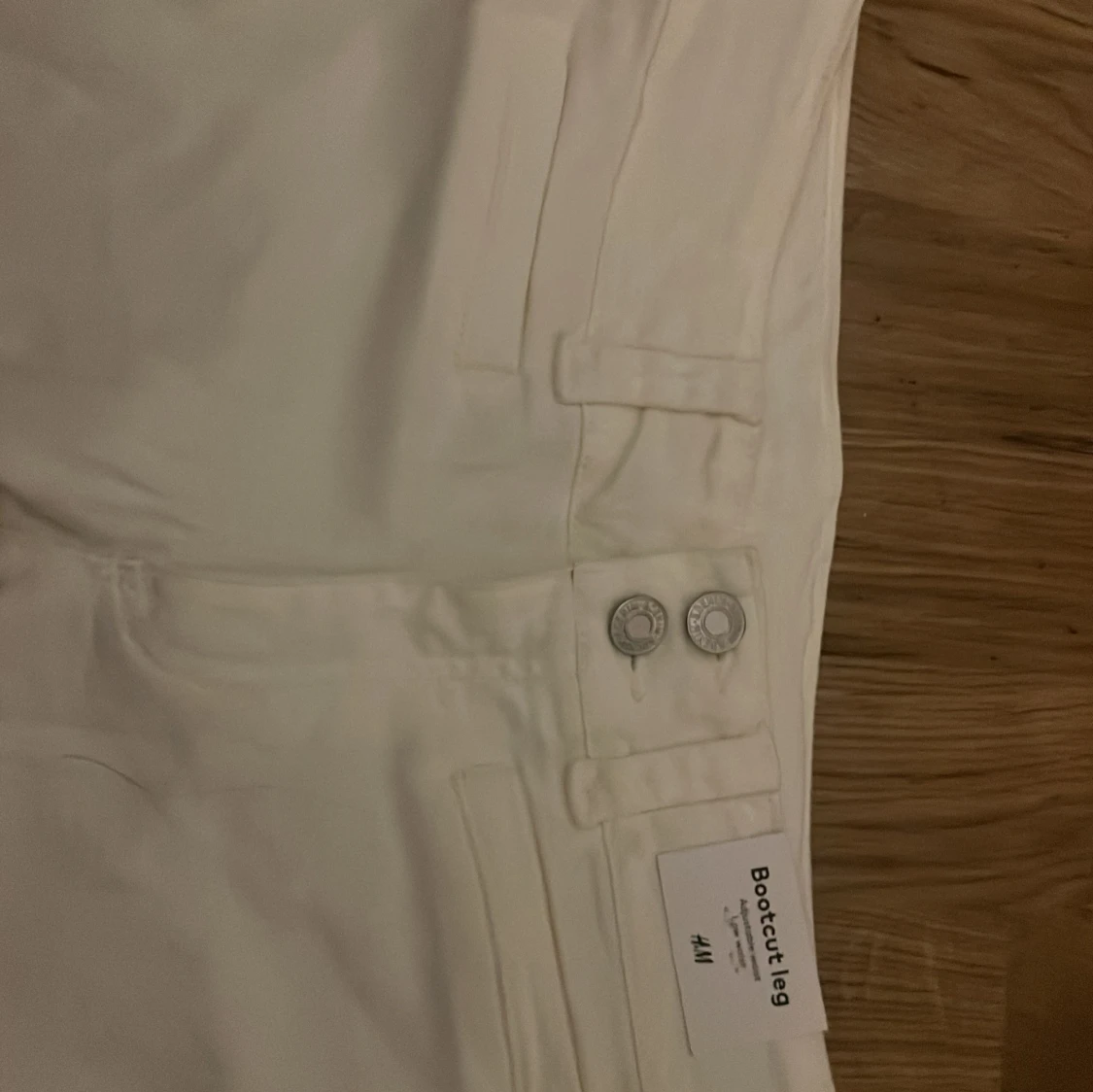 Vita bootcut byxor från H&M - 1