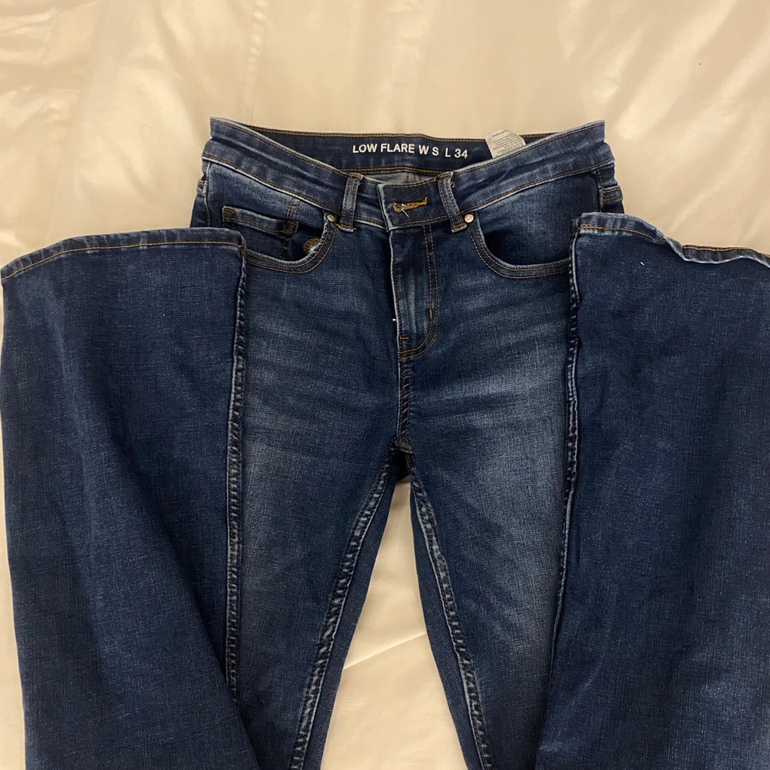 Blå flare jeans med låg midja