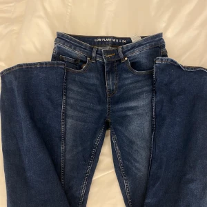 Blå flare jeans med låg midja - Helt nya från Bik bok men jag har inte fått nån användning för dem💘