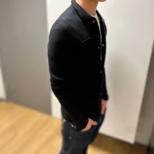 Pure Merino ull cardigan - Tjoo, säljer denna Merino ull cardigan till dunderpris💯💯‼️ Skick 9/10✅✅ DMa📩 vid minsta fundering🤗🤗 100%Merino ull Passar S-M Perfekt till sommarkvällar☀️☀️🌅🌆🌇