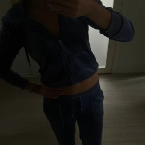 Juicy Couture blå velour sett - Säljer mitt ur coola sett från Juicy Couture. Perfekt för dig som gillar comfy och trendigt! 💙vill man köpa bara ena plagget och inte i sett så hör av er så diskuterarar vi priset!