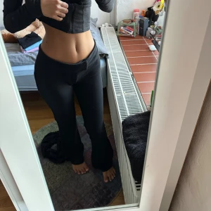 Svarta bootcut byxor med låg midja - Säljer ett par svarta byxor med bootcut-modell och låg midja. 