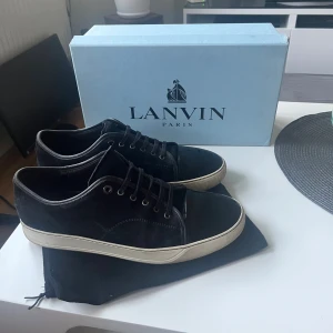 Lanvins  - Lanvins i storlek 45, UK 11, passar mig som vanligtvis har 45. Relativt bra skick o har används flitigt i några månader. Lanvin box samt dustbag fås med vid köp! Hör av dig vid funderingar!☺️🙏