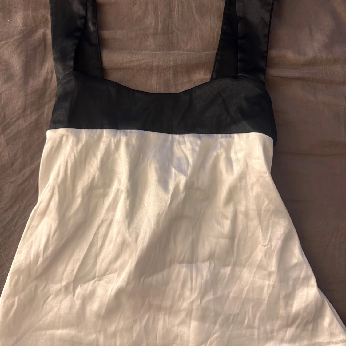 Vit och svart kortklänning med knytband - 1