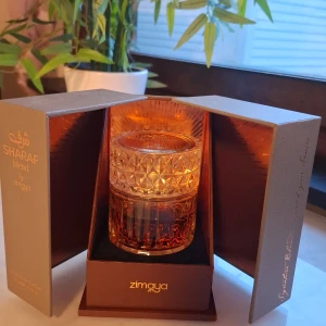 Sharaf Blend Extrait de Parfum - Exklusiv parfym från Zimaya, Sharaf Blend, i en lyxig förpackning. Volym ca 70ml av 100 ml. Sharaf Blend är en vinter parfym inspirerad av Kilians Angels Share, med notorna av Daddlar, Vanilj och praliner (bild 5), vilket är notorna som jag känner mest i parfymen men den har även andra notor som gör den parfymen den är.  Parfymen håller i ca 7 timmar och projicerar ganska bra så att folket känner den bra. Jag rekommenderar runt 3-5 sprays beroende på din preferens. Parfymen är Tillverkad i UAE.