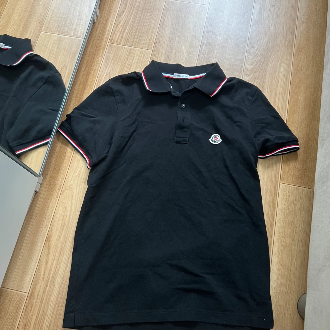 Svart pikétröja från Moncler