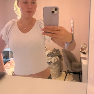 Topp - Säljer en vit topp från only. Den har ribbat material och har ett knyte i nacken. Pris kan diskuteras!