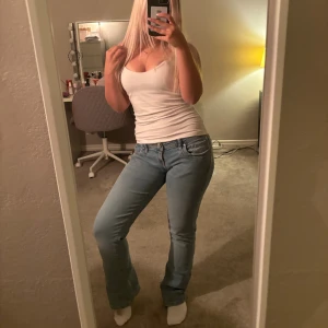 Ljusblå bootcut jeans från LTB - Säljer ett par ljusblå jeans från LTB, modell Valerie. I storlek 25/30, lite slitage här o var. Skriv för fler bilder eller frågor💗☺️