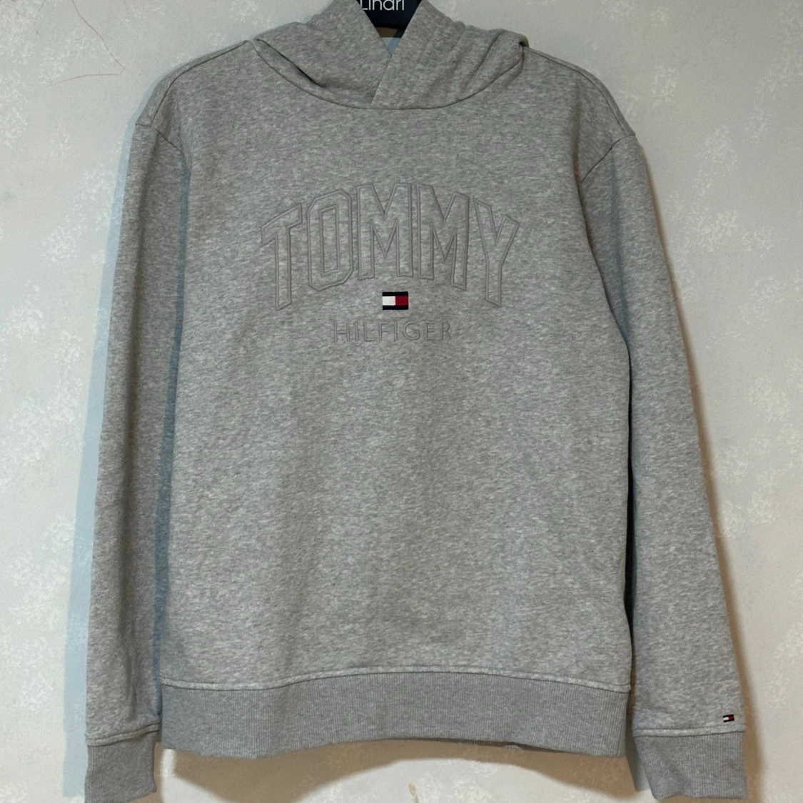 Grå hoodie från Tommy Hilfiger