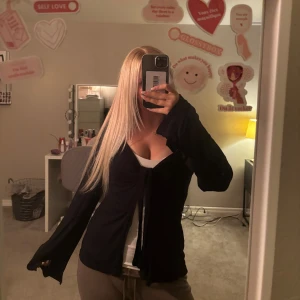 Svart omlottkofta från Design by Si - Svart omlottkofta från Design by Si i tunnare material. Skriv för fler bilder eller frågor💗☺️