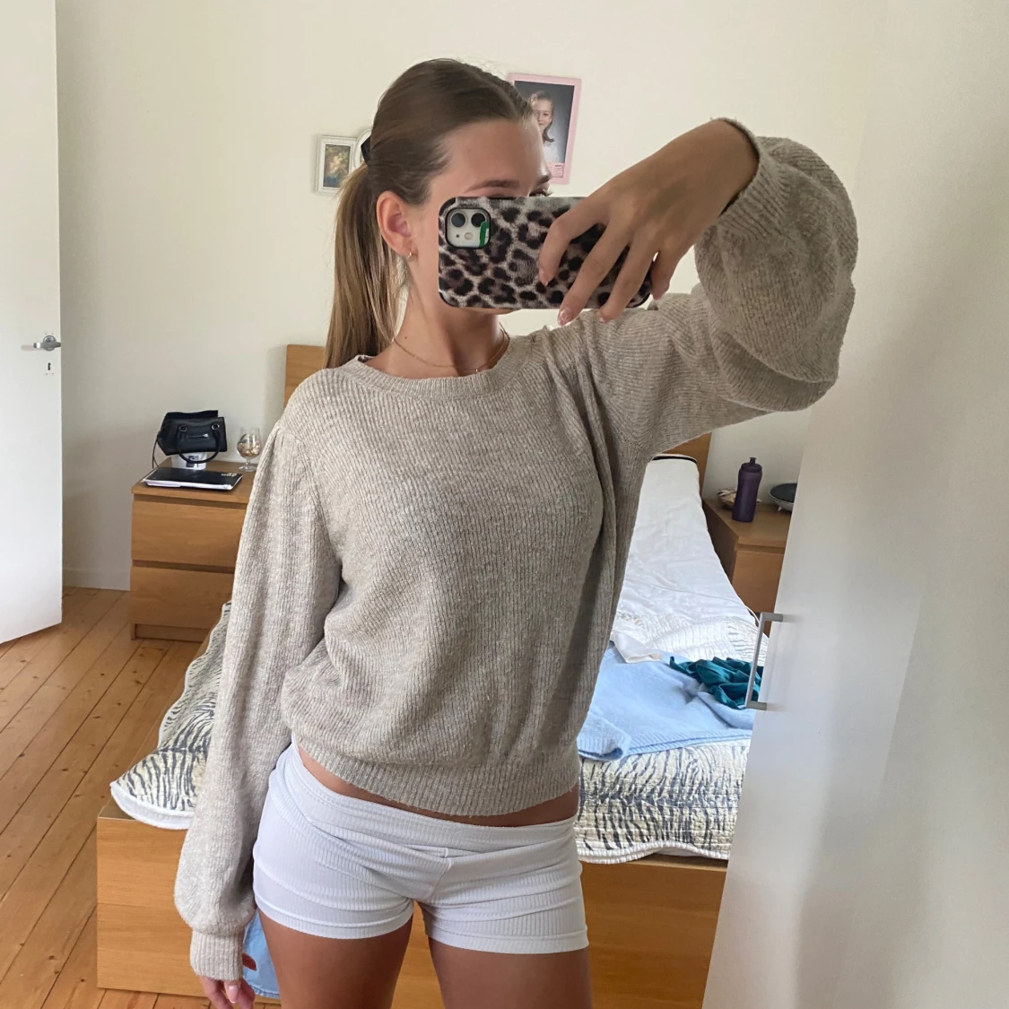 Beige stickad tröja med ballongärmar - 1