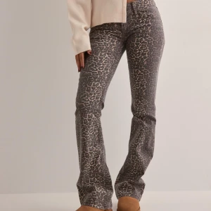 Leopardmönstrade bootcut jeans - Low waist leopard jeans ifrån Nelly i st 34. Hyfsat andvädna små slitningar nere vid fötterna, men fortfarande väldigt fint skick. Skicka för fler bilder🥰
