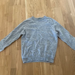 stickad tröja  - Säljer denna gråa stickade sweatshirten i bra skick nästan aldrig använd. Pris är ej hugget i sten 