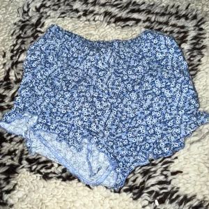 Blå blommig sommar shorts/kjol - Blå blommig sommar shorts/kjol. Bra skick och är i storlek: xs