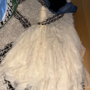 Stor beige/guldig kjol - Stor beige/guldig kjol i väldigt bra skick! Storlek: xs 