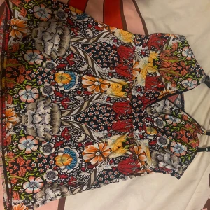Färgglad blommig top  - Supersnygg top som jag köpte på en marknad förut men inte används sen dess typ. Tyget är lätt och skönt på sommaren. 