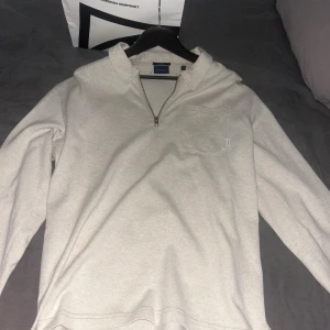 Beige half zip tröja från Gant - Snygg beige långärmad tröja från Gant med half zip och krage. Strl L, Skick 10/10.   Köpt för 1699kr, säljer för endast 379kr
