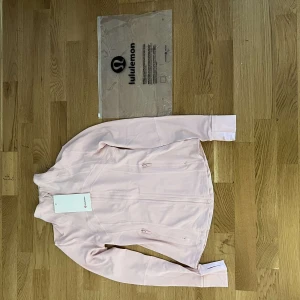 Lululemon jacket - Lululemon jacka – storlek S passar delvis XS Helt ny med tag kvar. Aldrig använd, kommer i originalförpackning. Färg: Rosa Superfin och bekväm – perfekt till träning eller vardag!