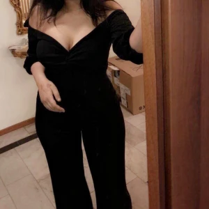 Svart jumpsuit med off shoulder - Mycket bra skick, säljer pga att den är för liten. storlek M men hade även passat en lite kurvigare S. Köparen står för frakten.