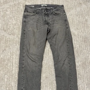 Jack & Jones Jeans - Snygga grå jeans från Jack & Jones med loose fit.  | storlek (28-32) | Skick 7,5/10 | Nypris 600kr | Mitt pris 249kr | Kom pm vid frågor eller funderingar! | Postas eller möts upp i Gävle! 